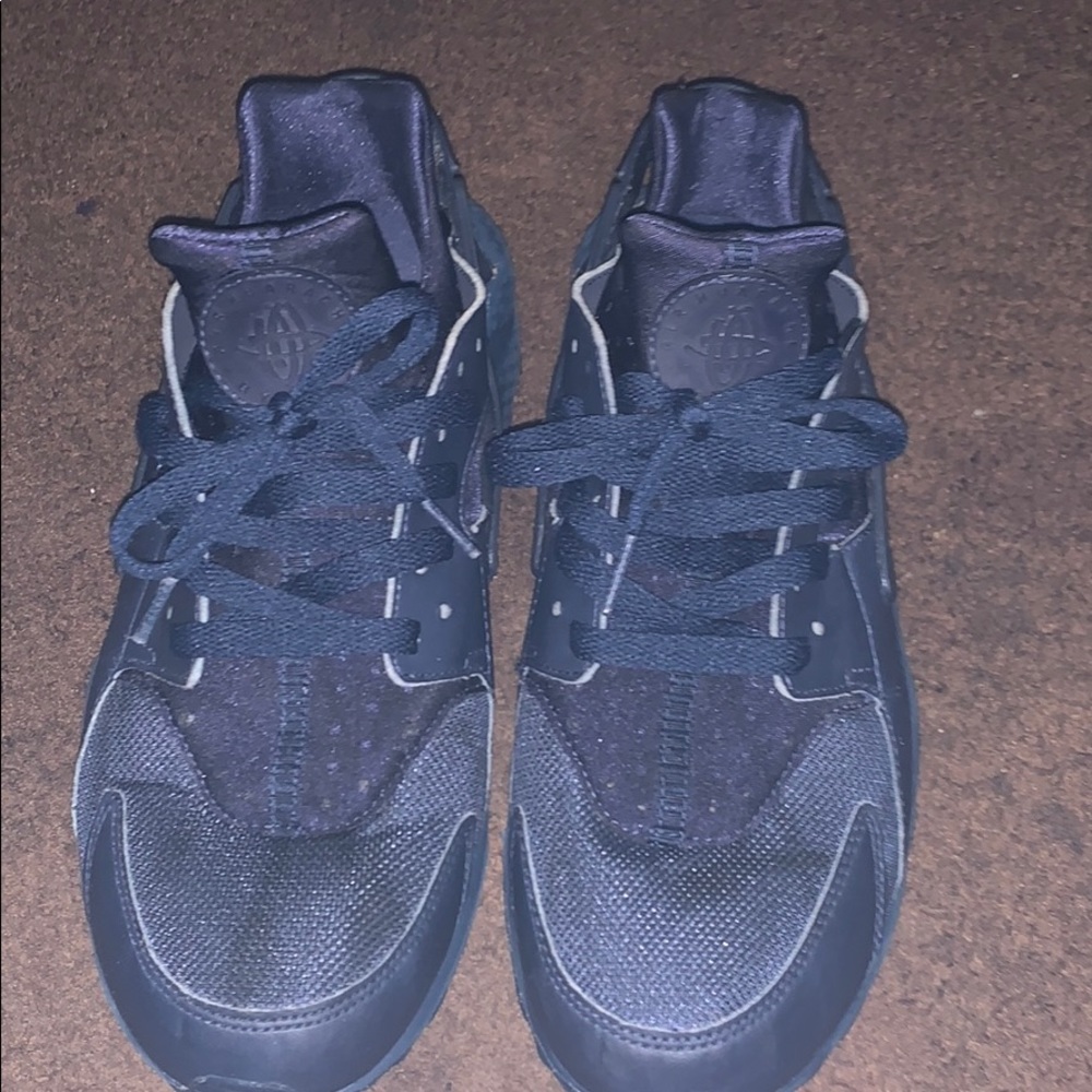 Nike huaraches “triple navy” size 12